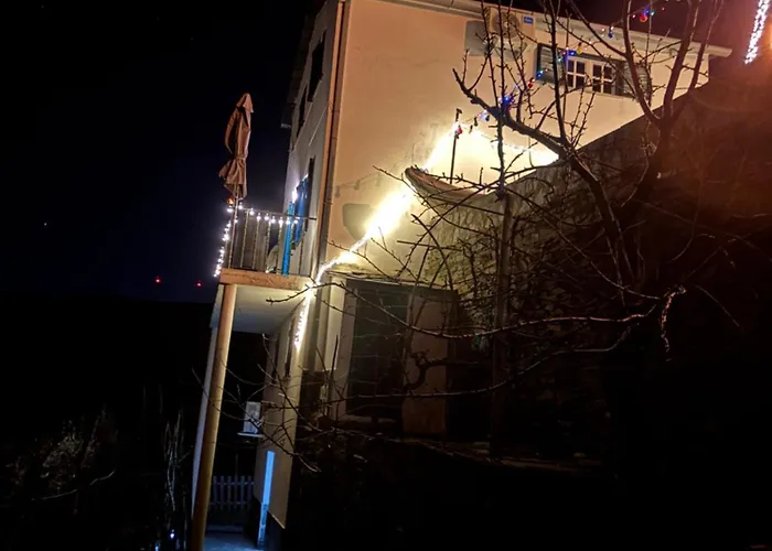 White House * Piódão